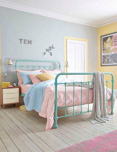 A roupa de cama em ambos os tons deixa o quarto romântico e delicado (Foto: Reprodução)